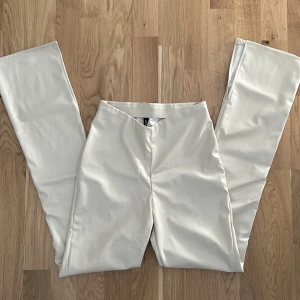 Beigea bootcutskinnbyxor - Finaste skinnbyxorna med slits och med utsvängda ben, endast testade!❤️