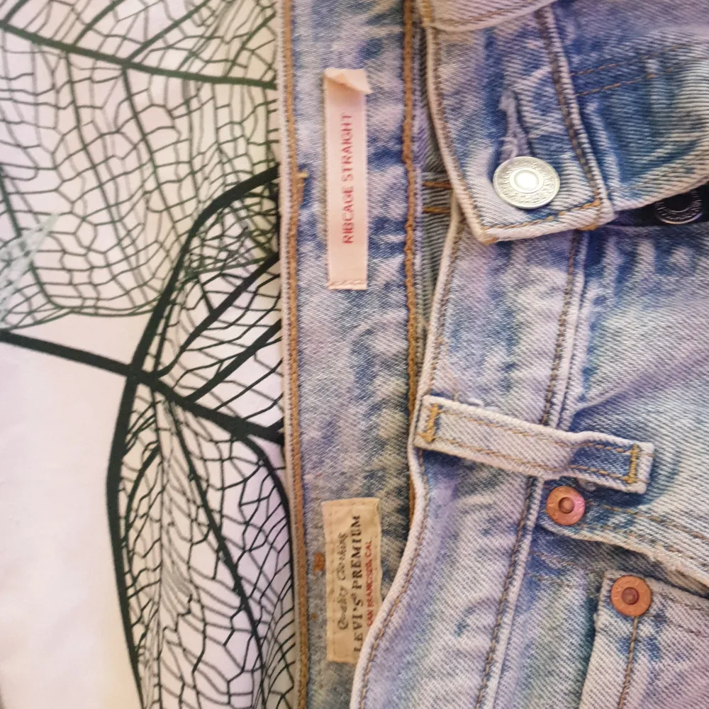 Supper sköna levi's straight jeans säger dem då jag inte använder dem längre. Jeans & Byxor.