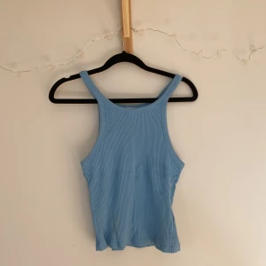 Blått linne - Ribbat linne i ljusblått som passar perfekt nu till sommaren. Small men passar mig som har s/m.