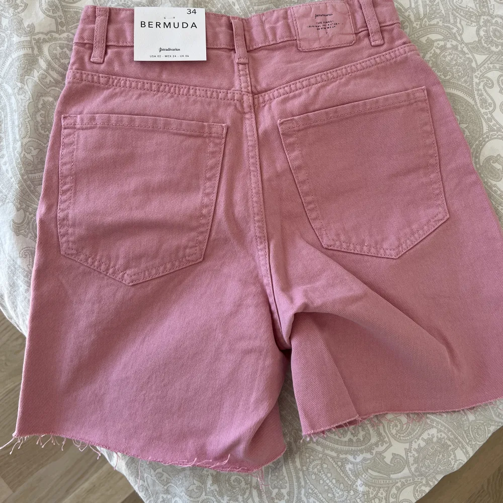 Rosa shorts som aldrig är använda. Säljs då jag börjat träna och gått upp flera storlekar. Shorts.