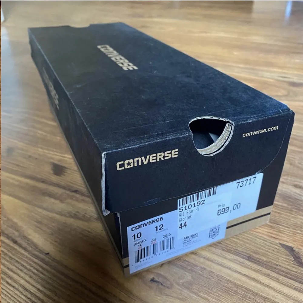 Helt nya och oanvända svarta höga Converse med originalförpackning.. Skor.