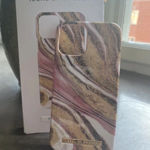 Oanvänt mobilskal iPhone 12/12 PRO😽 - Säljer ett oanvänt jättefint skal från IDEAL OF SWEDEN!🤩 Fick det i julklapp men råka beställa fel modell🫣nypris 300💗