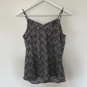 Mönstrat linne - Svart och vit mönstrat linne från Jaqueline de Yong. Justerbara axelband. Välanvänd men i bra skick. 98% polyester / 2% elastane Storlek 34 ✨✨✨