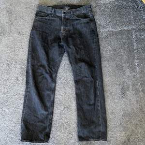 Jeans från Weekday i färgen mörkgrå. Storlek 29/30, Space Relaxed Straight Jeans. Endast använda ett fåtal gånger så är i princip i nyskick, 9/10 i skick. Nypris 600 