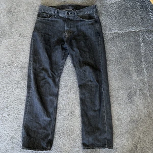 Jeans Weekday Herr - Jeans från Weekday i färgen mörkgrå. Storlek 29/30, Space Relaxed Straight Jeans. Endast använda ett fåtal gånger så är i princip i nyskick, 9/10 i skick. Nypris 600 