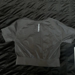 Iciw tröja - Använd en gång så är i mycket gott skick. Säljer då jag har så många liknande. Färg mörk grå💝