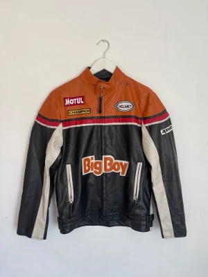 LEATHERJACKET - Läderjacka storlek medium. Luktar lite motorolja obs! 