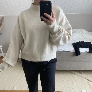 Stickad tröja - Superfin nästan helt oanvänd kräm vi stickad tröja från & other stories. Den är super skön och passar till allt, men kommer tyvärr inte till användning hos mig längre. Det är en storlek M, men passar även xs- L beroende på hur man vill att den sitter.