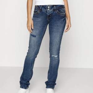 Säljer mina jeans som är köpa från zalando. ltb jeans. Köpte dom för 779kr. Men jag har tagit bort den mörka tygbiten som sitter på låret❤️skriv för fler bilder❤️