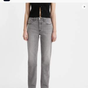 Gråa jätte snygga Levis jeans i storlek w27 L26. Säljer för de inte passar och tar gärna emot bud.
