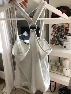 Glittrig topp - Supersnygg glittrig topp ifrån Gina tricot i storlek S. Köparen står alltid för frakt🫶🏼