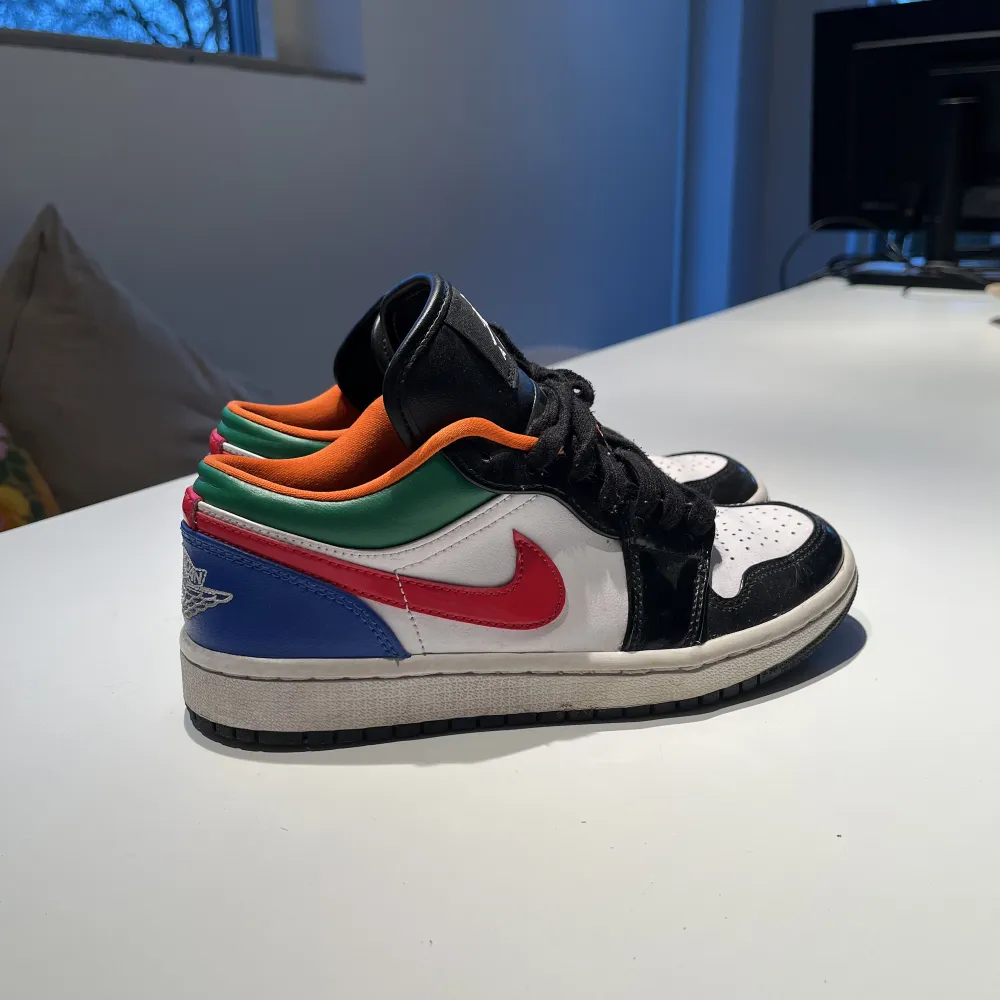 Säljer mina Nike air Jordan 1 low multicolor i storlek 37,5 men som jag skulle säga passa både 37 och 38. De är köpta ett år sedan och använda men skötta väl. Originalkartong finns. . Kengät.