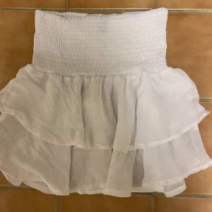 Detta är en vit kjol från shein som jag köpte för ca. 2 år sedan. Det är en jättefin kjol som passar till sommaren. Köpt för ca. 100 kr. Använd ca. 2 ggr. Den är i storlek S men passar större för den är väldigt stretchig. 