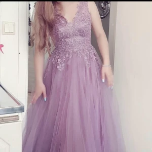 Bröllop/ balklänning - Klänningen har storlek 34/36 och är använd bara 1 gång några timmar. Ord priset är 4999kr och säljer den för 2500kr