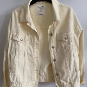 Gul jeansjacka - Som ny från pull and bear, oversized 