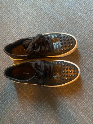 Skor med nitar - Sjukt coola skor med nitar