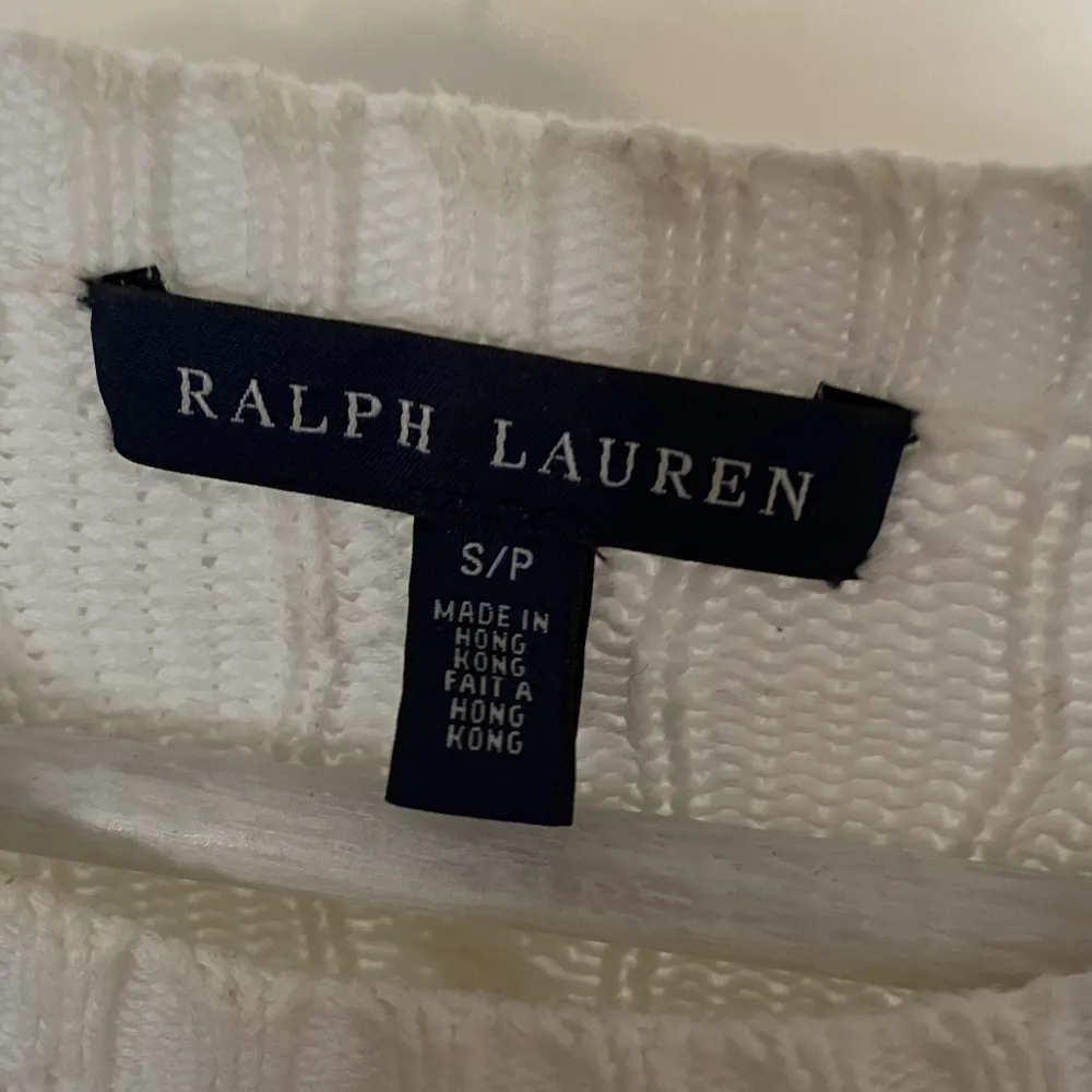 A white knitted sweatshirt from Ralph Lauren.  Condition: Very good- used in 2016 but then my style changed lol.  Size: S. Stickat.