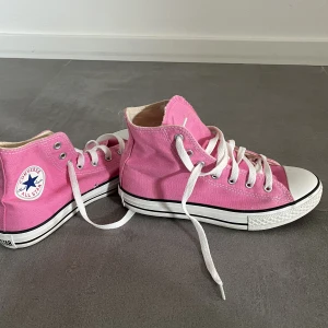 Rosa CONVERSE  - Storlek 35 passar 36! Nyskick. Jättefina nu till sommaren 💗💗 köpare står för frakt!