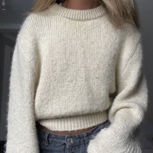 Stickad tröja - Stickad tröja från ZARA🤍 Använd fåtal gånger. Slutsåld, storlek S. Lånade bilder🫶