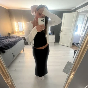 Bikbok maxikjol - Byter gärna min maxikjol från bikbok mot en i storlek s eftersom jag tyckte min satt väldigt liten på mig  men annars säljer jag den för 200💗 Använd 1 gång bara❤️