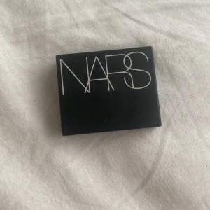 Nars blush  - Säljer Nars blushen för den var för glittrig för mig💕 Den är i en mindre storlek och endast använd nån få gång💕