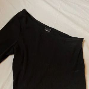 Tröja - Cool en-arms tröja från Gina tricot.