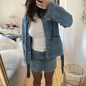Jeans kjol  - Säljer denna jeanskjol från zara. Storlek M men mer som storlek S. Köptes på sellpy, prislappen sitter kvar. 