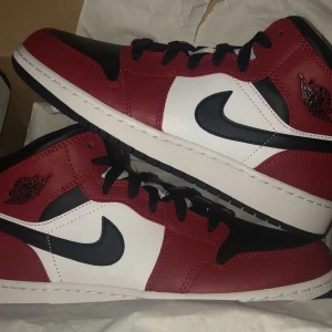 Jordan 1 Mid Chicago Black Toe - Helt nya Jordan 1 Mid Chicago Black Toe. Köpt för 2999 från soleplus. 