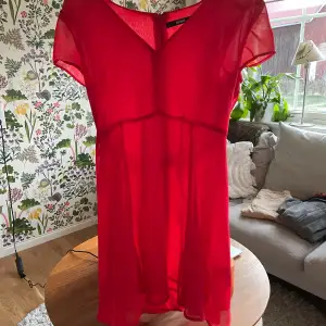 Röd klänning från BikBok i stl L