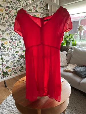 Röd klänning  - Röd klänning från BikBok i stl L