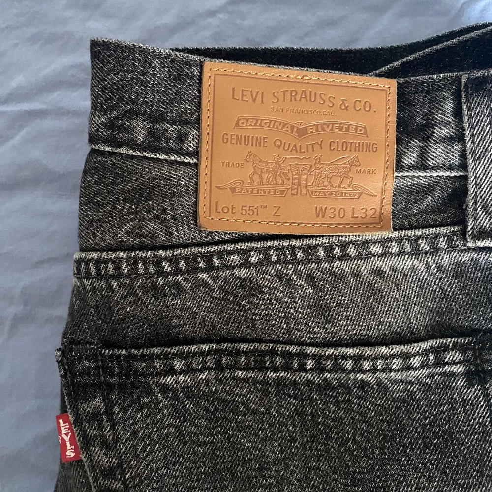 Säljer mina sjukt snygga Levis jeans (501) då jag aldrig använder dem längre. Storleken är W30 L32, passar även W31. Färgen är washed black/grey🙌🏻 Byxorna är i fint skick och extremt sköna. Är du intresserad eller om du har några frågor, hör av dig💫. Jeans & Byxor.