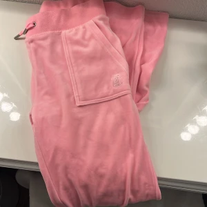 Juicy set - Helt nya rosa juicy set, använda 2/3 gånger. Lägg bud💗