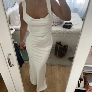 Vit balklänning  - Sjukt snygg balklänning från Misspap. Helt slutsåld. Helt ny och prislapp sitter på. Säljer då jag har hittat en annan till balen. Ryggen är sjukt snygg och jag är 1.70 lång!🤩💕🌸inte genomskinlig då den har två lager tyg! 