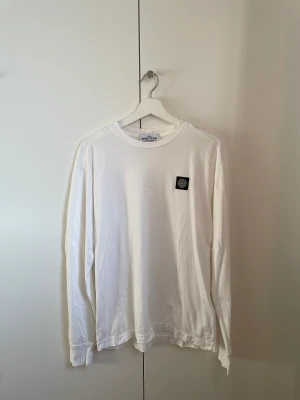 Stone Island tröja med kompass - Vit långärmad Stone island tröja med kompass. Tröjan är endast använd ett par gånger och är i bra skick. Storlek M