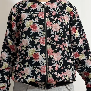 Kofta - En kofta som inte kommer till användning. Står L men skulle säga mer som m. Köparen står för frakten. Tryck gärna på köp nu💞💐