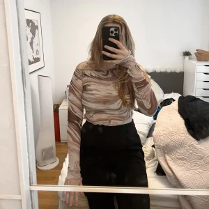 Topp brunspräcklig Nelly.com - Säljer denna topp från Nelly.com då den aldrig används längre. Använd en gång på Lollapalooza i år men inte mer utöver det. 