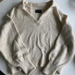 Stickad v-ringad tröja - Stickad v-ringad tröja med krage från asos. Inte använd mer än ett fåtal gånger och i mycket bra skick. Supermysig och perfekt till hösten!