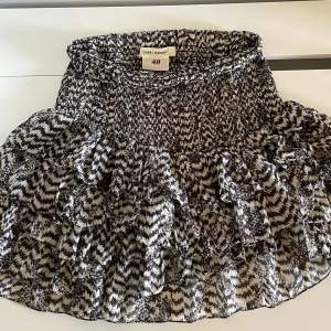 Säljer min fina Isabel Marant kjol!🤍 🖤Den är från designsamarbetet mellan Isabel Marant och H&M. Perfekt skick!