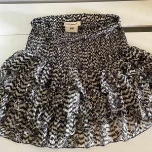 Isabel Marant kjol - Säljer min fina Isabel Marant kjol!🤍 🖤Den är från designsamarbetet mellan Isabel Marant och H&M. Perfekt skick!