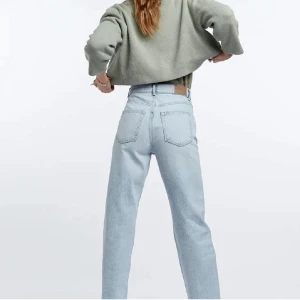 Gina tricot jeans - Säljer ett par straight 90s jeans med hål vid knäna, i nyskick aldrig använda🥰