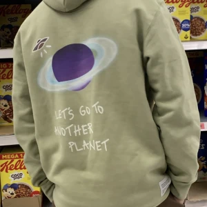Broken planet hoodie - Säljer min broken planet hoodie i storlek M, den är ganska oversized och sparsamt använd. Den är unisez och passar alla. 💕🌸  (Känner du inte till märket så kolla deras Instagram @brokenplanet)