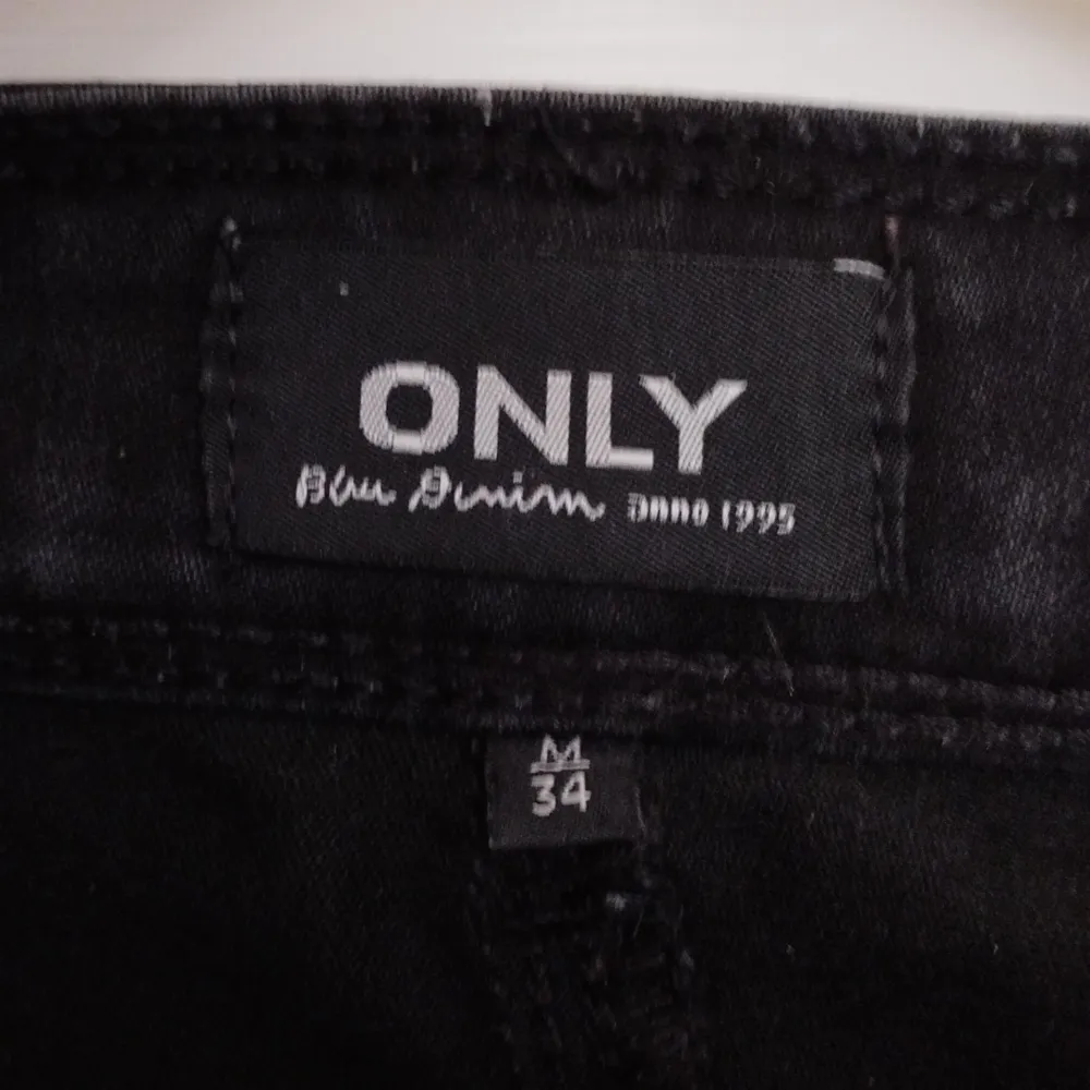 Svarta skinny jeans säljes! Jeansen är i användt men fint skick. Jeans & Byxor.