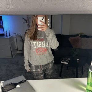 Sweat shirt  - En grå tjock tröja som är stor och mysig. Den är några år gammal men fortfarande najs. 