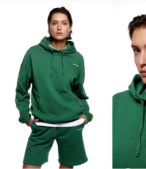 Nicki studios x Gina tricot - Nicki studios hoodie i en grön fin färg. Använd en gång så i nyskick och inga defekter
