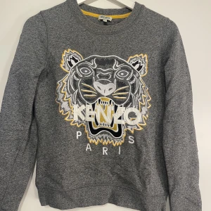 Kenzo tröja - Säljer nu denna pga den är för liten. Har knappt använd den så den är som ny, så mycket bra skick. Storlek XS. Köparen står för frakten!