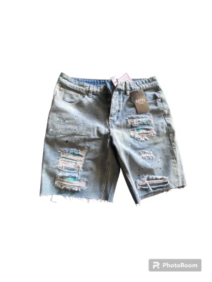 Jeansshorts  - Skick: 10/10 aldrig använd Strl: 32