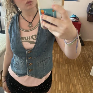 Jeans väst - Jätte fint matris, aldrig använd. Köparen står för frakten 💕