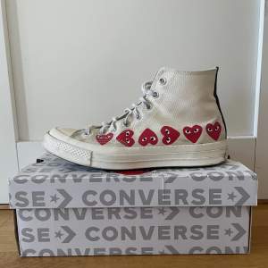 Säljer ett par jättefina Converse x Comme Des Garçon i strlk 42,5 som jag har fått i present. 8/10 skick då de är lite smutsiga men inget som inte går bort. Box följer med😊  Kan skickas eller mötas upp i Västra Göteborg