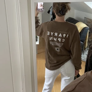 Snygg tröja med tryck - Säljer denna snygga tröja då den ej kommer till användning 