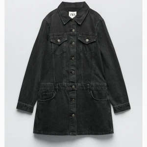 Klänning - Säljer min svarta jeansklänning ifrån zara💕